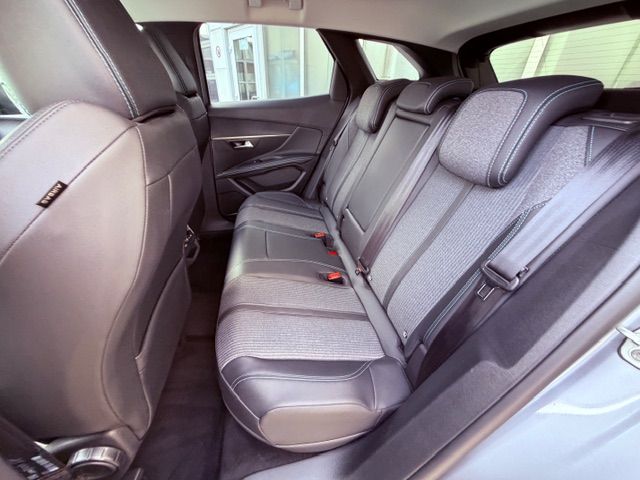 3008 Hybrid 225 e-EAT8 Allure