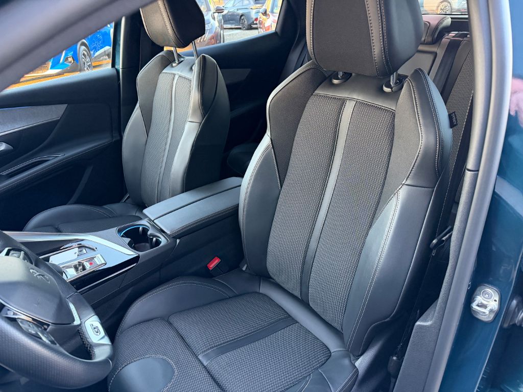 3008 Hybrid 225 e-EAT8 GT